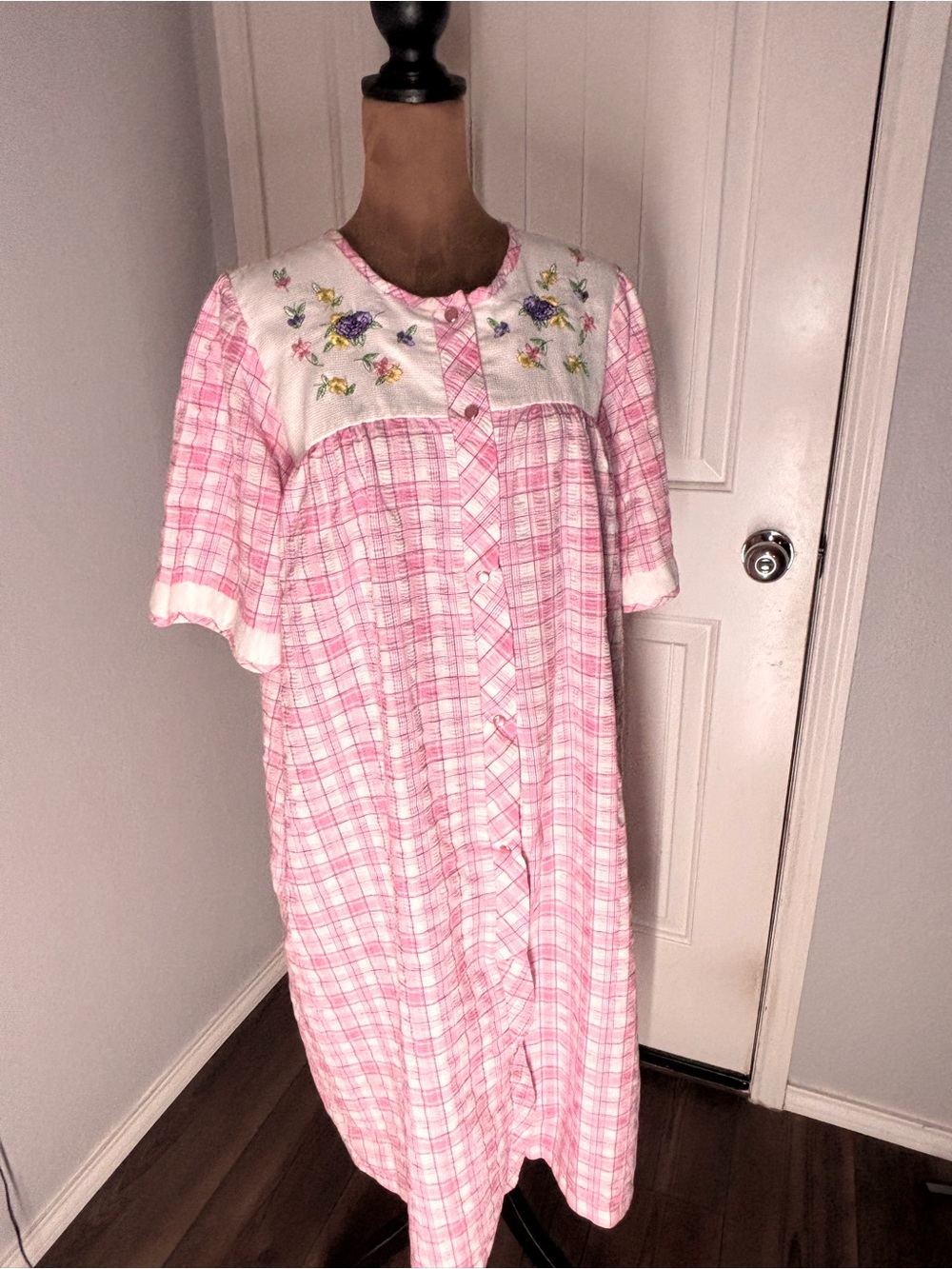Vintage Barbizon 60s/70s Pink Plaid Embroidered Snap Front Housecoat size M